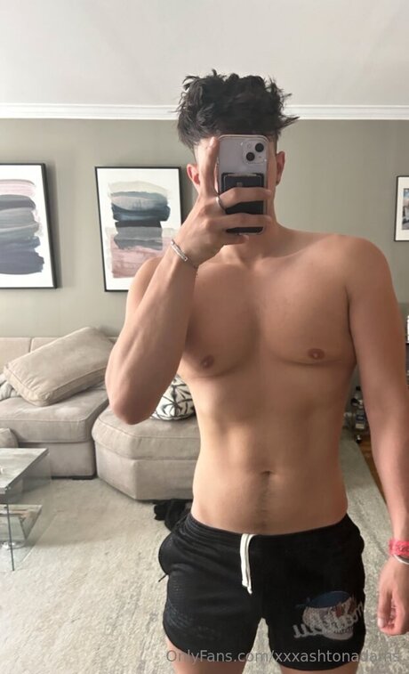 Foto di nudo di fuga di OnlyFans di Ashtonadamsx