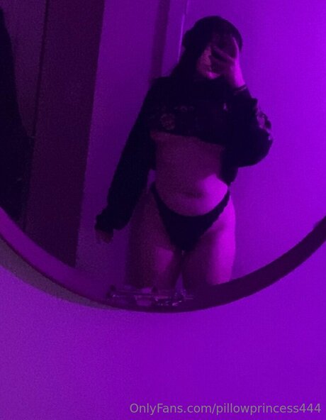 Foto di nudo di fuga di OnlyFans di Pillowprincess444