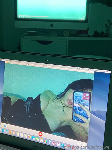 Foto di nudo di fuga di OnlyFans di Defnotwell