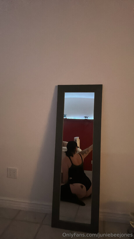 Foto di nudo di fuga di OnlyFans di Juniebeejones
