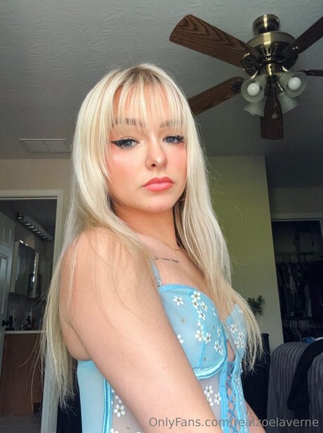 Foto di nudo di fuga di OnlyFans di Realzoelaverne