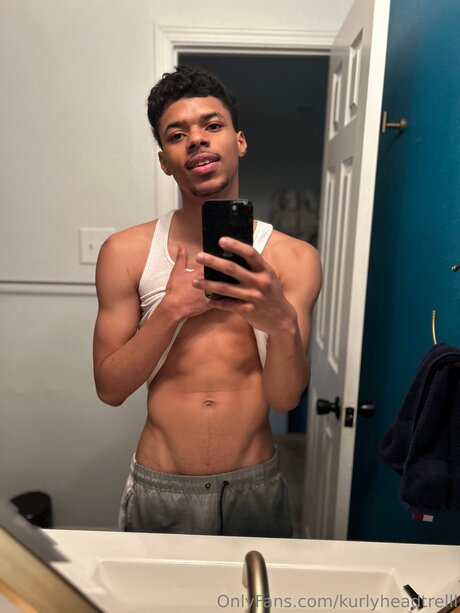 Foto di nudo di fuga di OnlyFans di Kurlyheadtrelll
