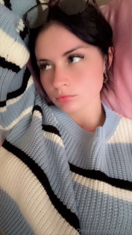 Foto di nudo di fuga di OnlyFans di Itsariellexxx