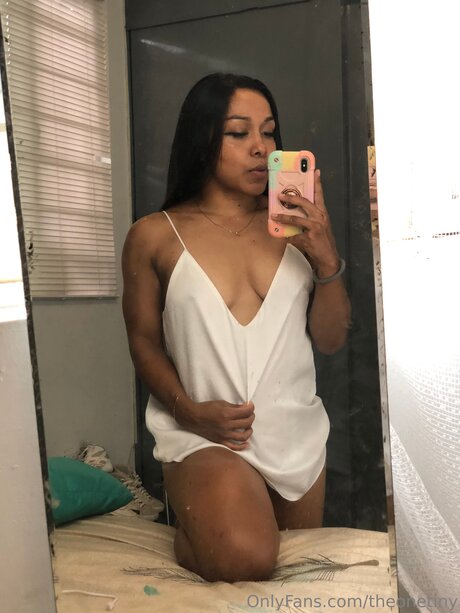 Foto di nudo di fuga di OnlyFans di Theonetiny