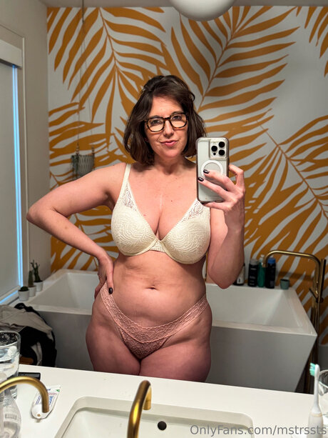 Foto di nudo di fuga di OnlyFans di Mstrssts