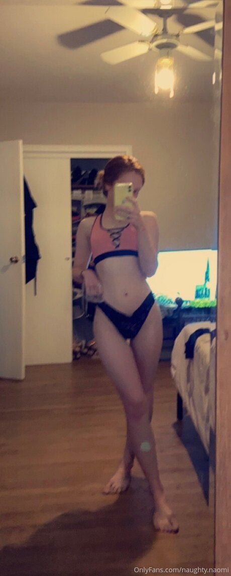 Foto di nudo di fuga di OnlyFans di Naughty Naomi