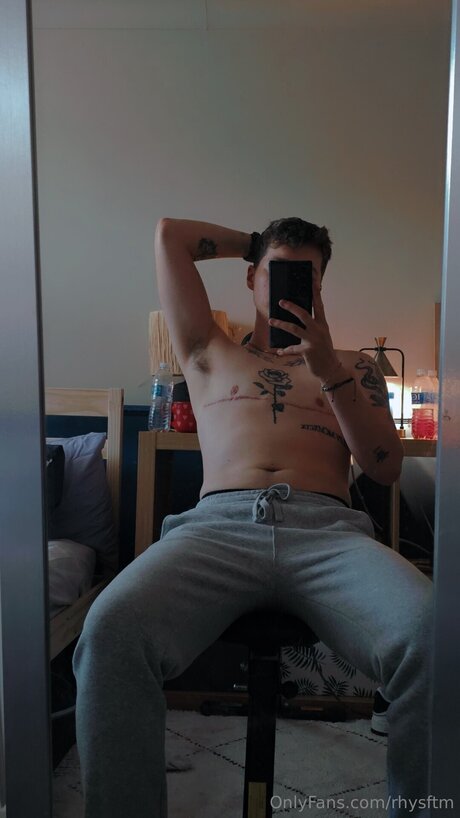Foto di nudo di fuga di OnlyFans di Rhysftm