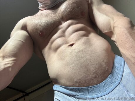 Foto di nudo di fuga di OnlyFans di August Berlinger