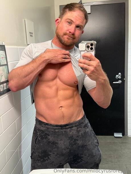 Foto di nudo di fuga di OnlyFans di Milocyrusforeplay