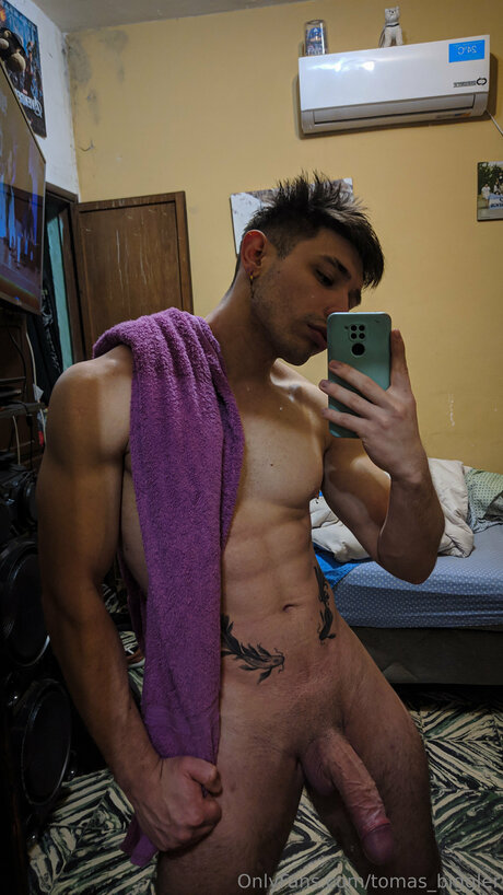 Foto di nudo di fuga di OnlyFans di Tomas Rager