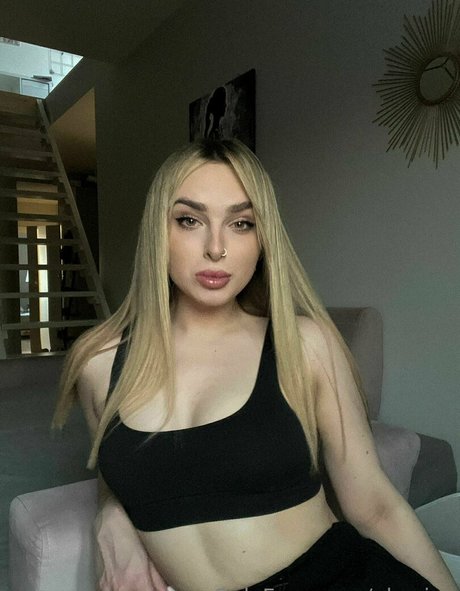 Elsa Jay