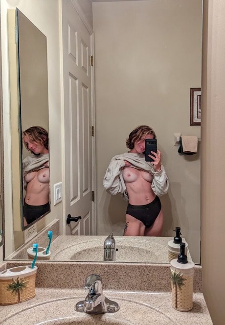 Foto di nudo di fuga di OnlyFans di Outdoorkitty333