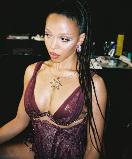 Foto di nudo di fuga di OnlyFans di Fka Twigs