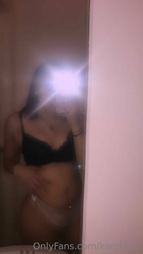 Foto di nudo di fuga di OnlyFans di Karolavix