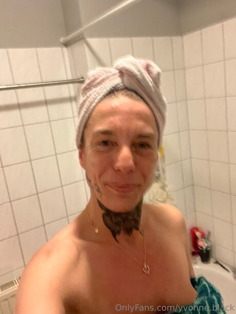 Foto di nudo di fuga di OnlyFans di Yvonne Black
