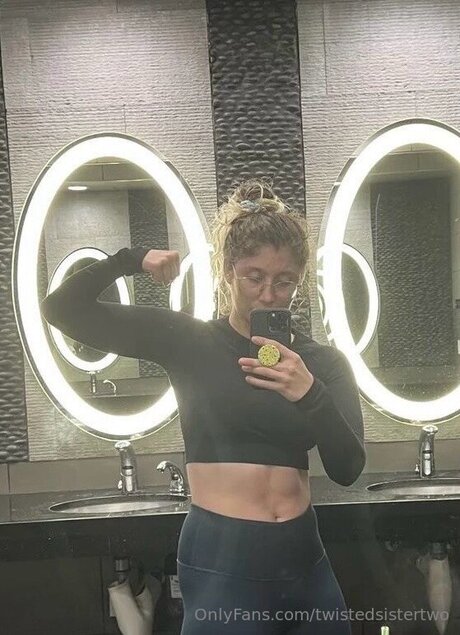 Foto di nudo di fuga di OnlyFans di Twistedsistertwo
