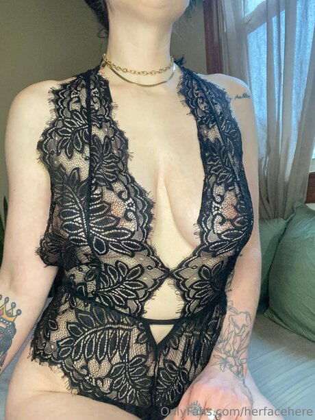 Foto di nudo di fuga di OnlyFans di Herfacehere