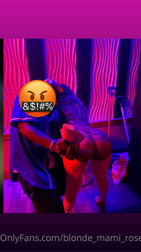 Foto di nudo di fuga di OnlyFans di Blonde Mami Rose