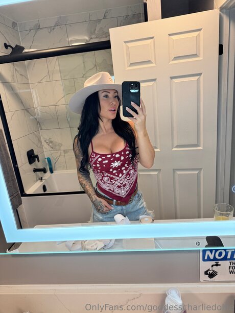 Foto di nudo di fuga di OnlyFans di Goddesscharliedollie