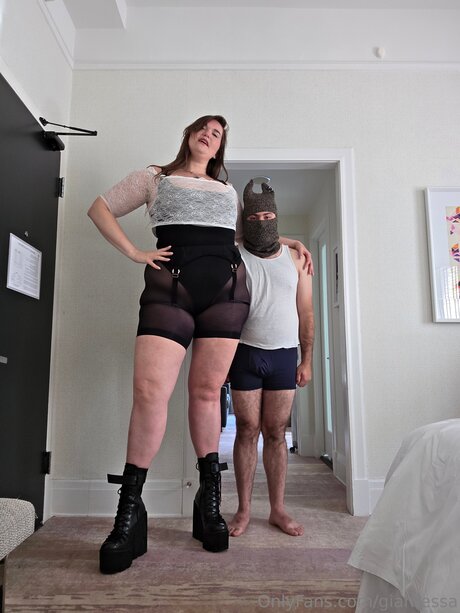 Foto di nudo di fuga di OnlyFans di Giantessa