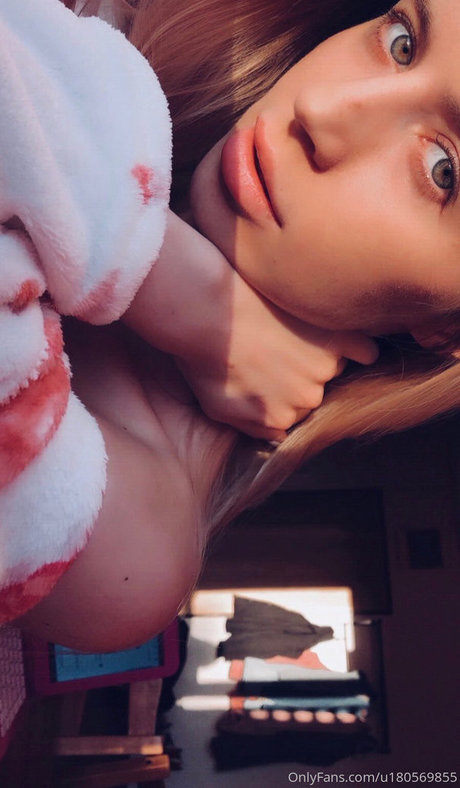 Foto di nudo di fuga di OnlyFans di Linadiaa