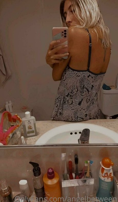 Foto di nudo di fuga di OnlyFans di Angelbetween