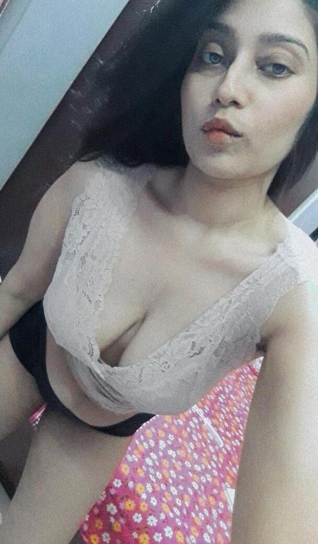 Foto di nudo di fuga di OnlyFans di Farihapriyam