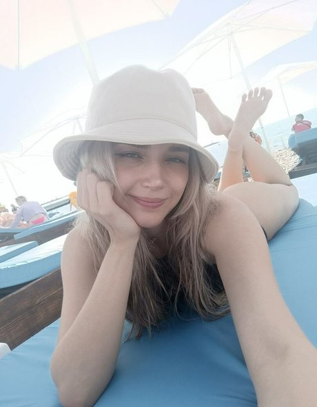 Foto di nudo di fuga di OnlyFans di Alinanameli