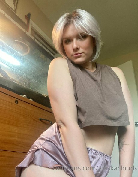 Foto di nudo di fuga di OnlyFans di Alaskaclouds