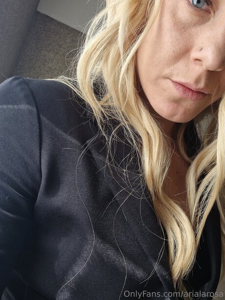 Foto di nudo di fuga di OnlyFans di Arialarosa