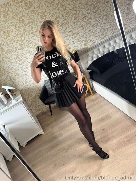 Foto di nudo di fuga di OnlyFans di Blonde Admin