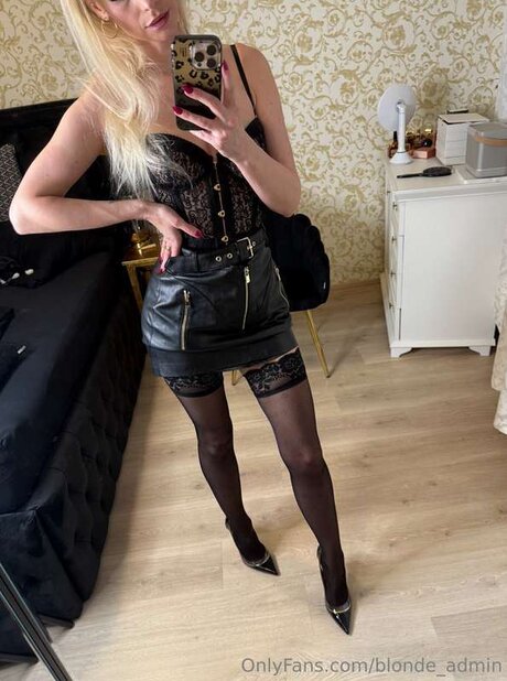Foto di nudo di fuga di OnlyFans di Blonde Admin