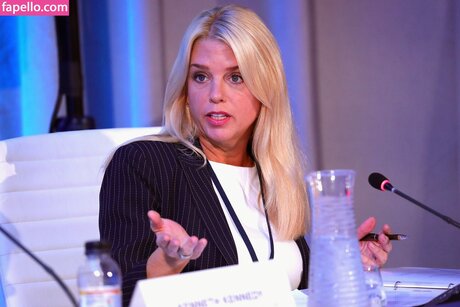 Foto di nudo di fuga di OnlyFans di Pam Bondi