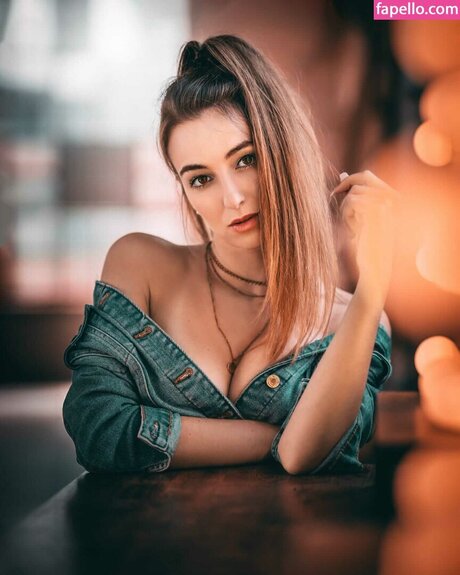 Foto di nudo di fuga di OnlyFans di Larissa Schmiederer