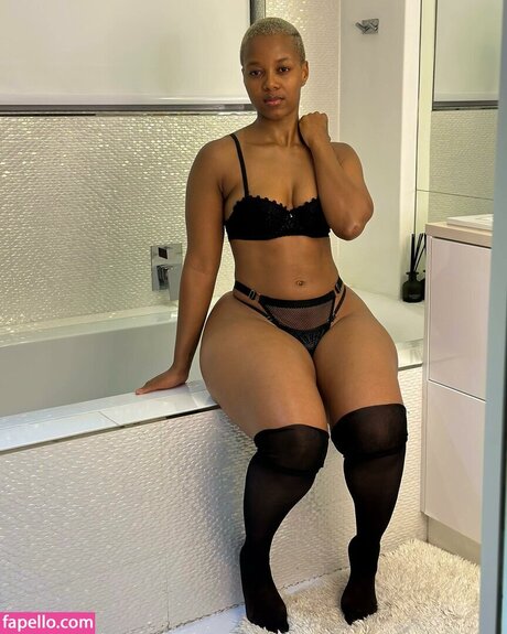 Foto di nudo di fuga di OnlyFans di Faustina Thobakgale