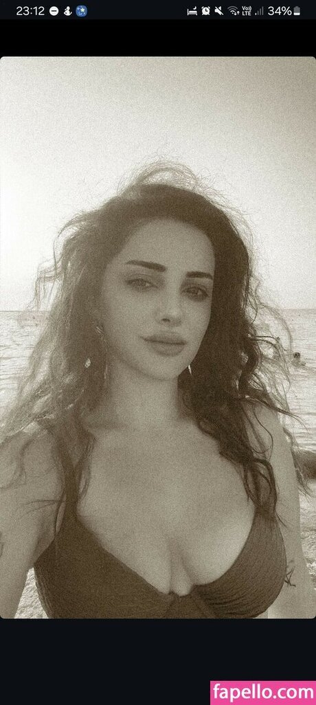 Foto di nudo di fuga di OnlyFans di Deniz Bada