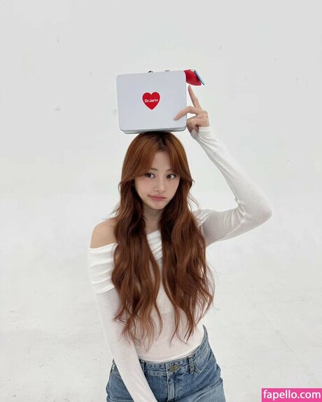 Foto di nudo di fuga di OnlyFans di Huh Yunjin 