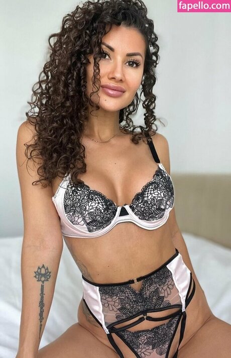 Foto di nudo di fuga di OnlyFans di Curly Amelia