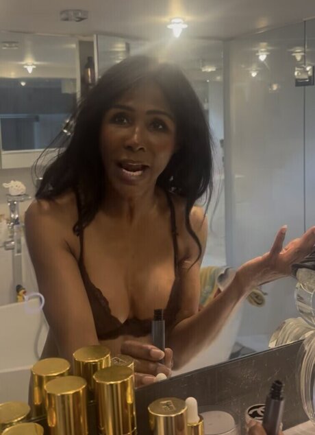 Foto di nudo di fuga di OnlyFans di Sinitta