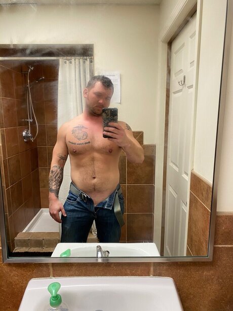 Foto di nudo di fuga di OnlyFans di Lou