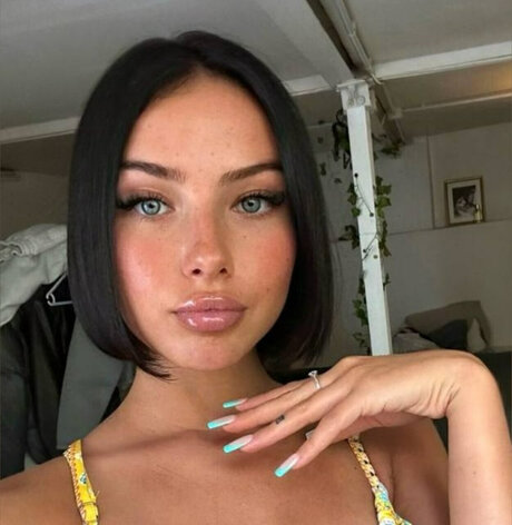 Foto di nudo di fuga di OnlyFans di Lola