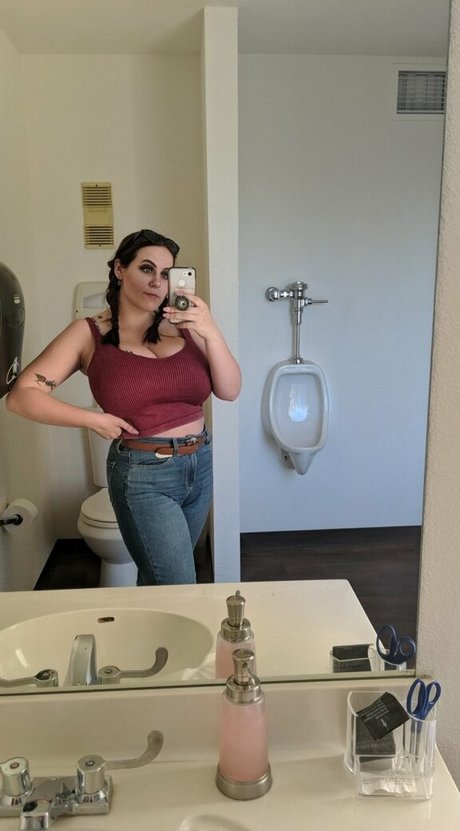 Foto di nudo di fuga di OnlyFans di Lucy June