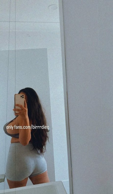 Foto di nudo di fuga di OnlyFans di Mzbirrrdiee
