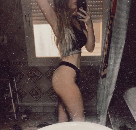 Foto di nudo di fuga di OnlyFans di Meru