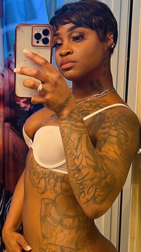 Foto di nudo di fuga di OnlyFans di Queen