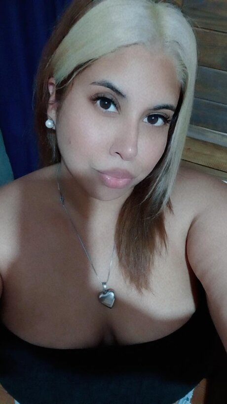 Foto di nudo di fuga di OnlyFans di Nenu Den