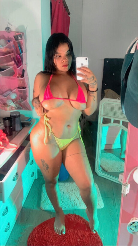 Foto di nudo di fuga di OnlyFans di Daniella Sophia 
