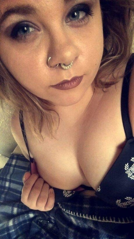 Foto di nudo di fuga di OnlyFans di Emaimless