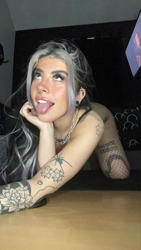 Foto di nudo di fuga di OnlyFans di Violet Elsher