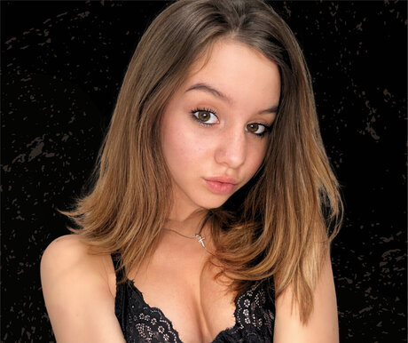 Foto di nudo di fuga di OnlyFans di Elizabeth 18 Yo